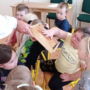 dzieci oglądające plaster miodu