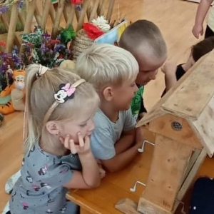 dzieci oglądające pszczoły