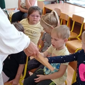 dzieci oglądające plaster miodu