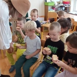 dzieci smakujące miód
