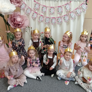 dziewczynki z grupy Biedronki z upominkami i kwiatkami