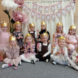 dziewczynki z grupy Biedronki z upominkami