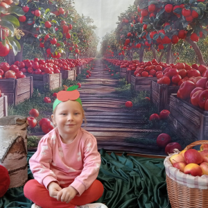 dziewczynka pozuje do zdjęcia