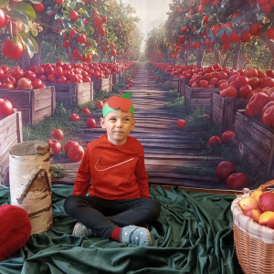 chłopiec pozuje do zdjęcia