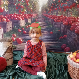 dziewczynka pozuje do zdjęcia