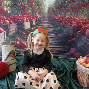 dziewczynka pozuje do zdjęcia