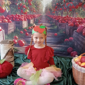 dziewczynka pozuje do zdjęcia