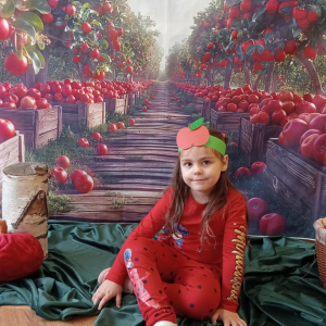 dziewczynka pozuje do zdjęcia