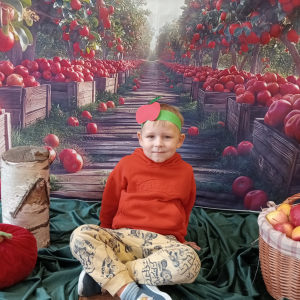 chłopiec pozuje do zdjęcia