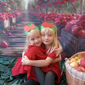 dziewczynki pozujące do zdjęcia