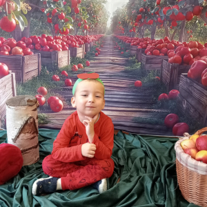 chłopiec pozuje do zdjęcia