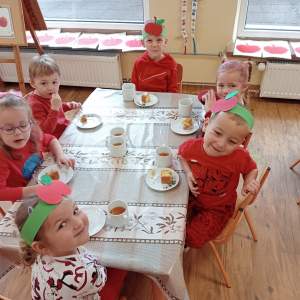 dzieci siedzące przy stolikach podczas poczęstunku