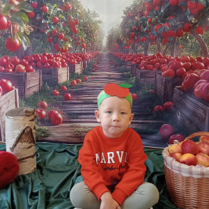 chłopiec pozuje do zdjęcia