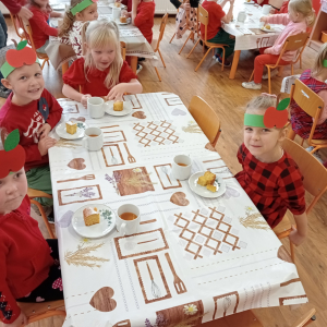 dzieci siedzące przy stolikach podczas poczęstunku