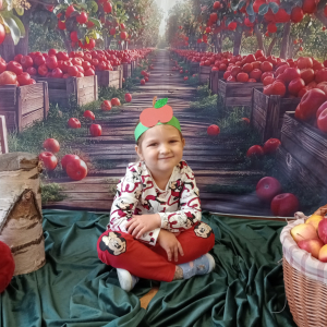 dziewczynka pozuje do zdjęcia