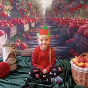 dziewczynka pozuje do zdjęcia