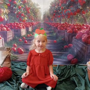 dziewczynka pozuje do zdjęcia