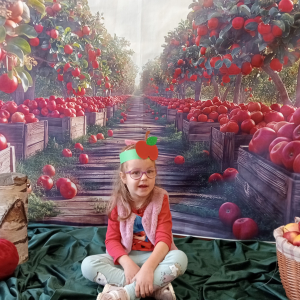 dziewczynka pozuje do zdjęcia