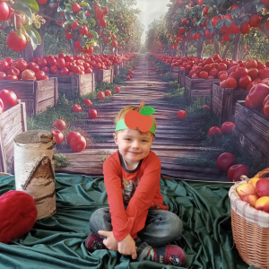 chłopiec pozuje do zdjęcia