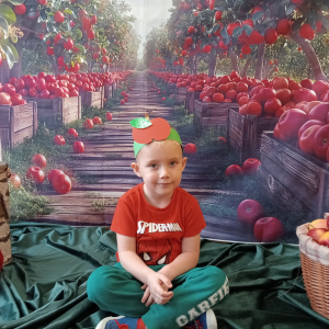 chłopiec pozuje do zdjęcia