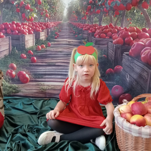 dziewczynka pozuje do zdjęcia