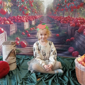 dziewczynka pozuje do zdjęcia