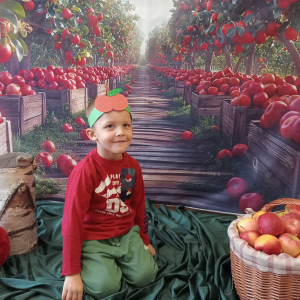 chłopiec pozuje do zdjęcia