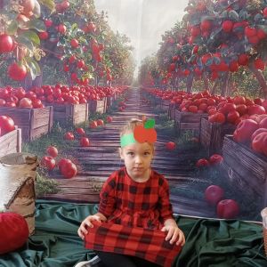 dziewczynka pozuje do zdjęcia