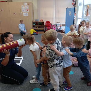 dzieci z grupy Biedronki z Panią policjant