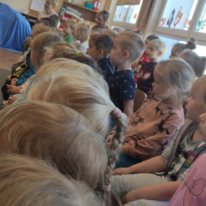 Dzieci oglądają przedstawienie.