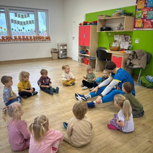 Dzieci podczas rozgrzewki.