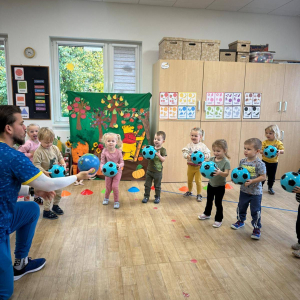 Dzieci wykonują zadania podczas treningu.