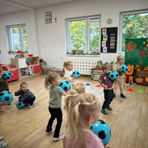 Dzieci wykonują zadania podczas treningu.