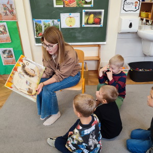 jesienne czytanie na dywanie