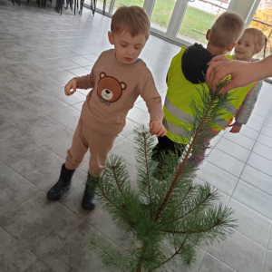 dzieci podczas zajęć edukacyjnych