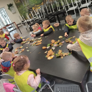 dzieci oglądające kolorowe liście