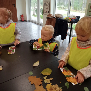 dzieci wykonujące zakładki do książek z liści