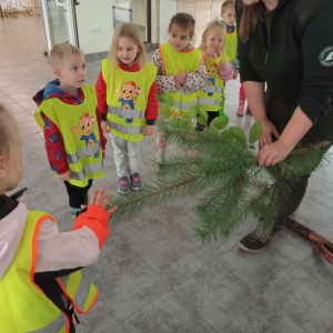 dzieci podczas zajęć edukacyjnych