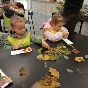 dzieci wykonujące zakładki do książek z liści