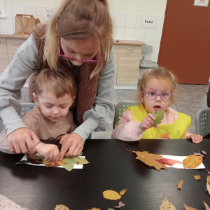 dzieci wykonujące zakładki do książek z liści