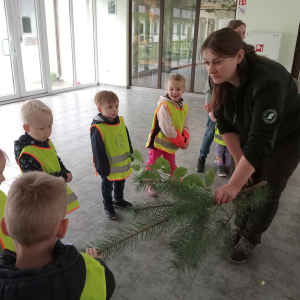 dzieci podczas zajęć edukacyjnych