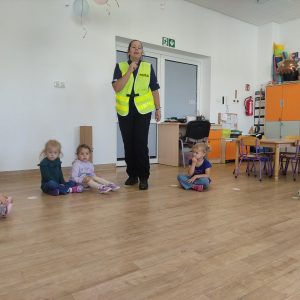 Dzieci siedzące w kole podczas wizyty pani policjantki