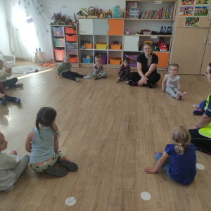 Dzieci siedzące w kole podczas wizyty pani policjantki