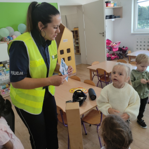 Pani policjantka z kartką od dzieci