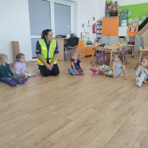 Dzieci siedzące w kole podczas wizyty pani policjantki