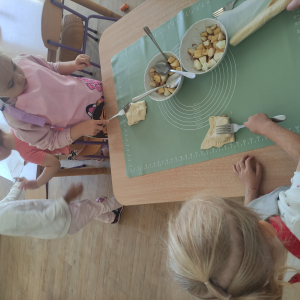 Dzieci robiące ciastka jabłkowe