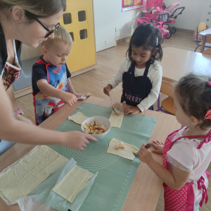 Dzieci nakładające na ciasto farsz z jabłek