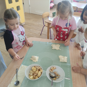 Dzieci robiące ciastka z jabłkami