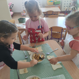 Dzieci robiące ciastka jabłkowe