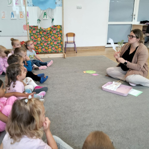 Dzieci podczas rozmowy dotyczącej teatrzyku pt. "Na straganie"